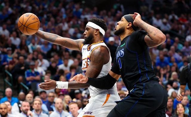 浓眉哥迎来十赛季出色发挥，篮网观众热烈欢呼！引发球迷热议