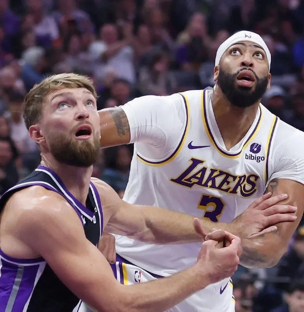 体育直播-浓眉哥重要时刻战术调整，SKT带队取胜！赢得满堂喝彩-体育直播